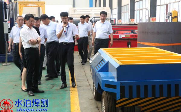 AGV機(jī)器人持續(xù)火熱,新領(lǐng)域帶來(lái)發(fā)展新機(jī)遇,水泊焊割自主研發(fā)的AGV小車(chē) AGV機(jī)器人持續(xù)火熱,新領(lǐng)域帶來(lái)發(fā)展新機(jī)遇,水泊焊割自主研發(fā)的AGV小車(chē)